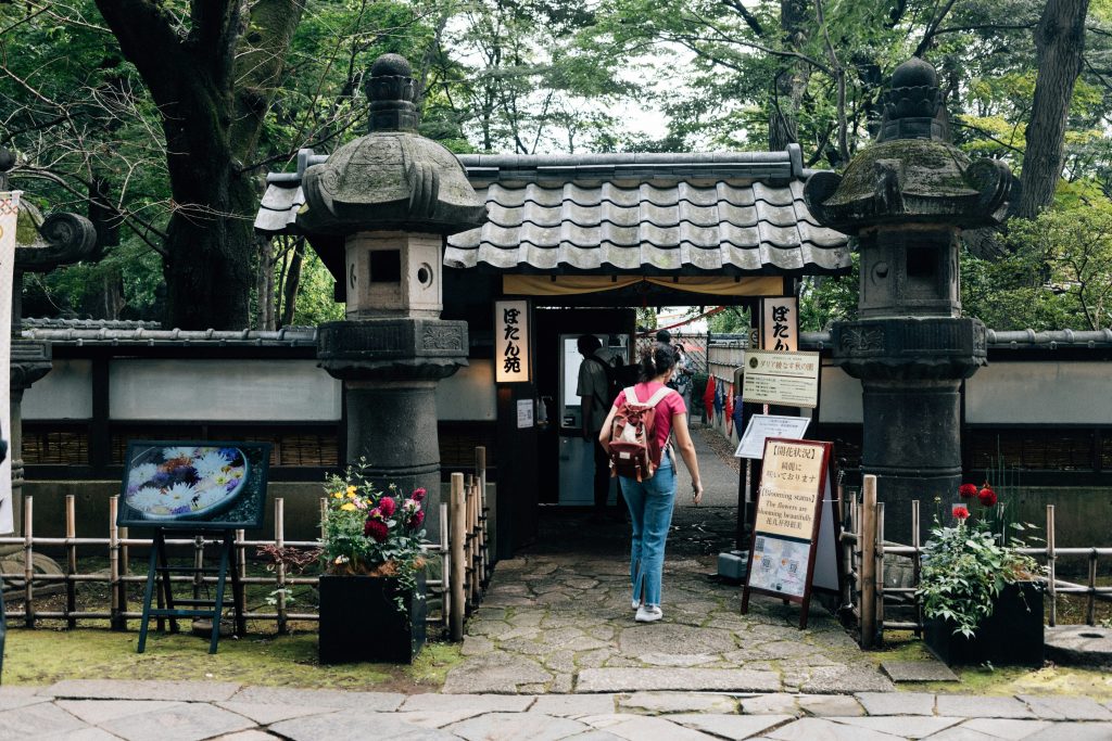 Frau am japanischen Eingang