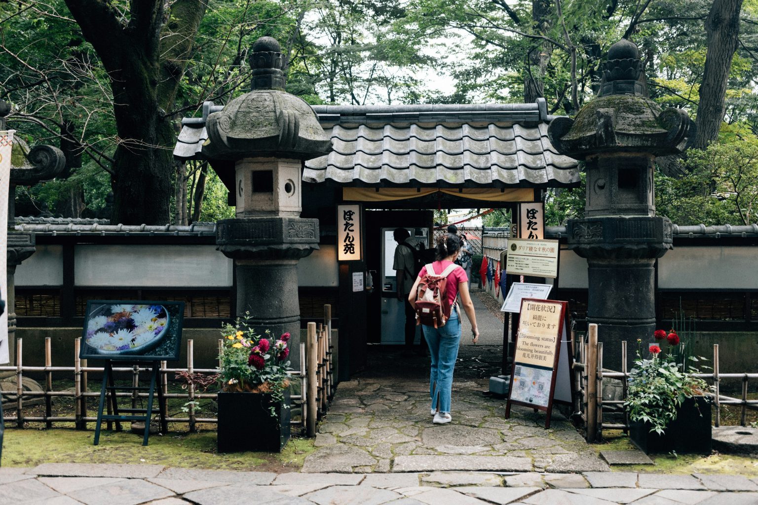 Frau am japanischen Eingang