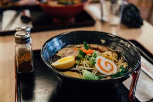 Ramen mit Gewürzstreuern