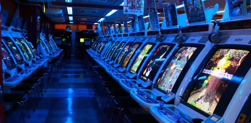 Arcade gaming station
